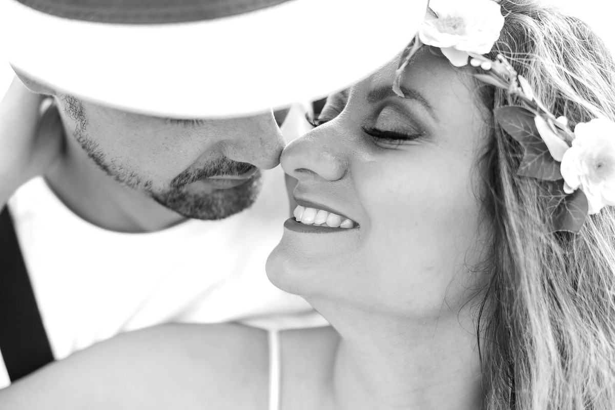 casal abraçados no amanhecer na praia do iporanga no guaruja