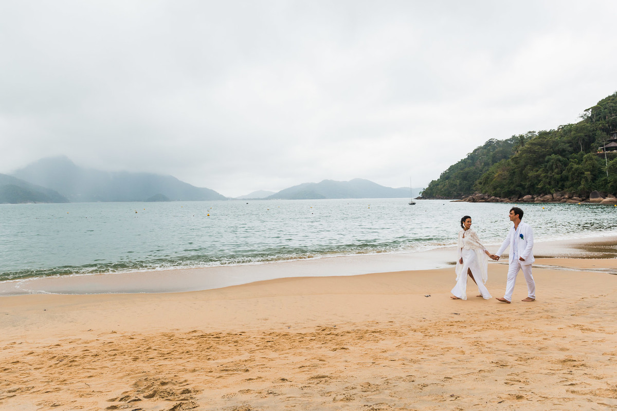 ensaio do casal pós-cerimonia na praia em Ubatuba