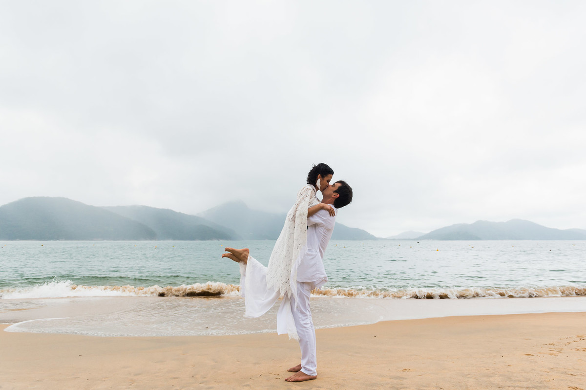 ensaio do casal pós-cerimonia na praia em Ubatuba
