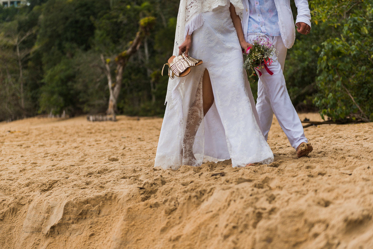 ensaio do casal pós-cerimonia na praia em Ubatuba