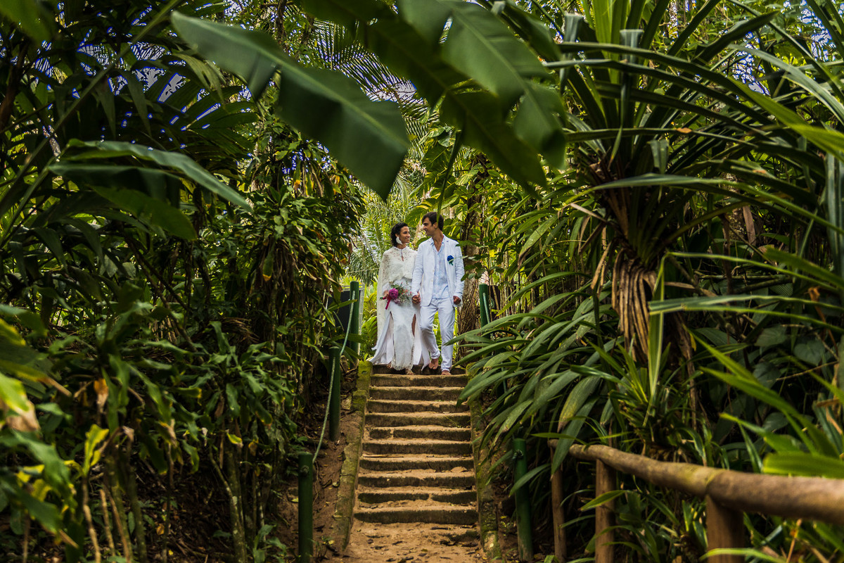 ensaio do casal pós-cerimonia na praia em Ubatuba