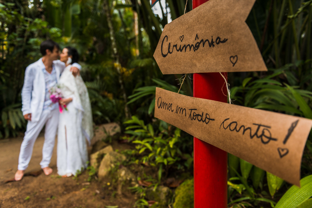 ensaio do casal pós-cerimonia na praia em Ubatuba