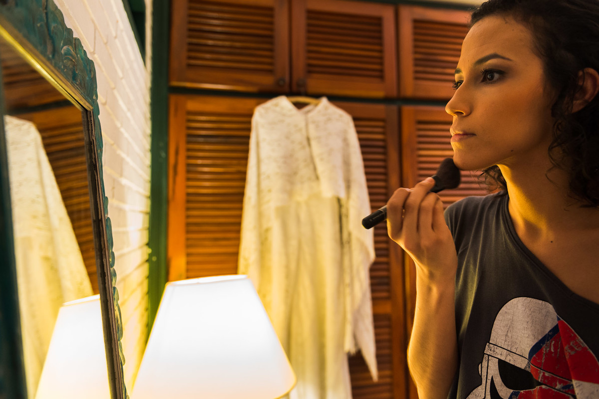 noiva se maquiando antes do casamento