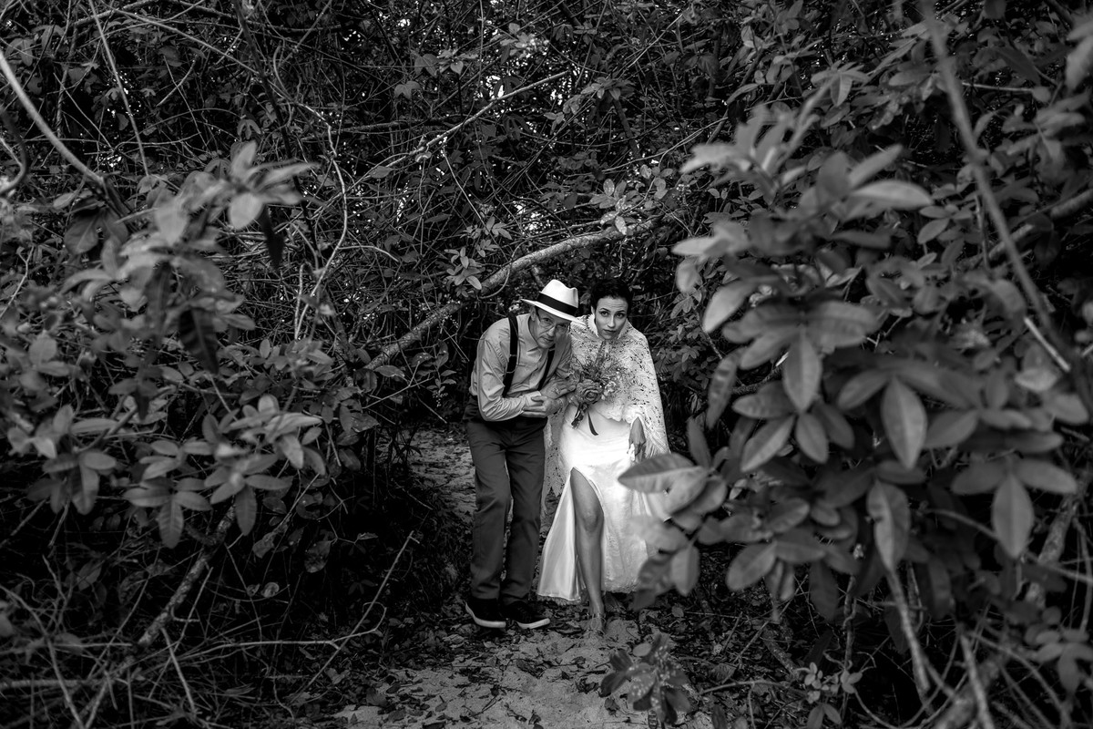 noiva entrando na cerimonia acompanhada pelo seu pai