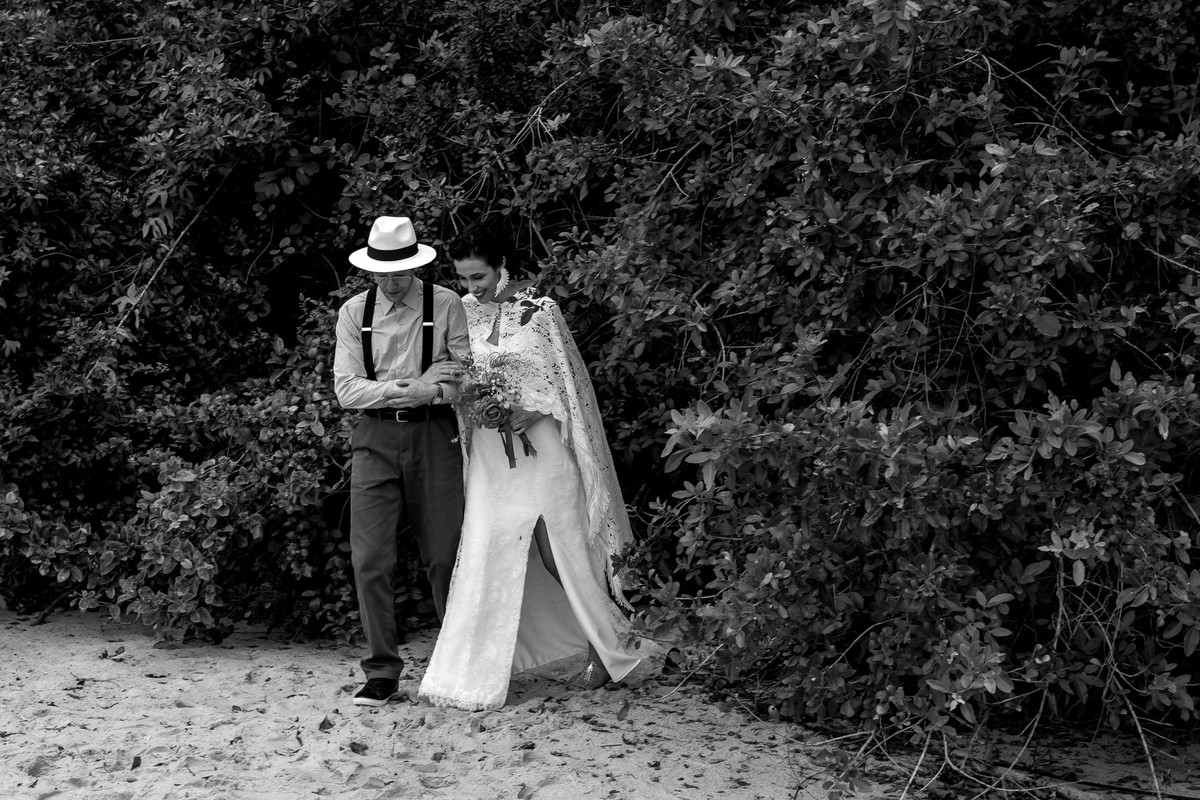 noiva entrando na cerimonia acompanhada pelo seu pai