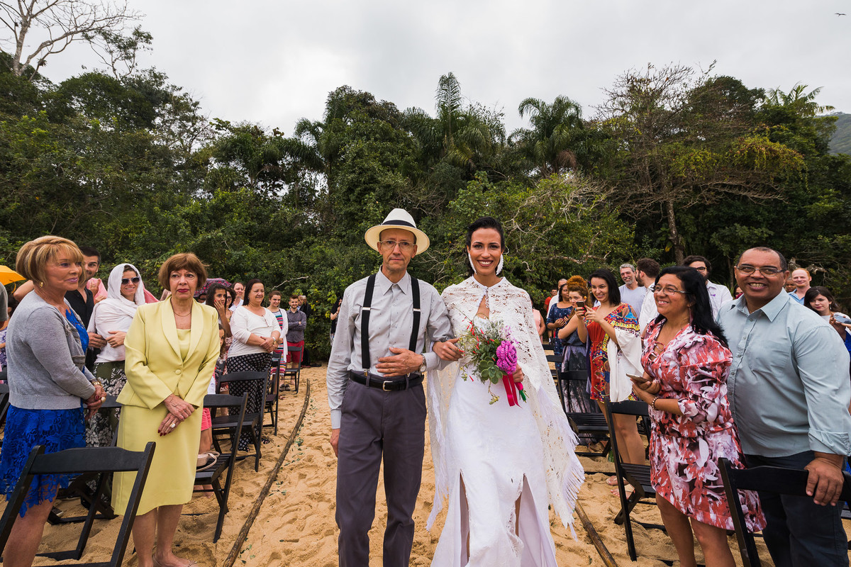 noiva entrando na cerimonia acompanhada pelo seu pai
