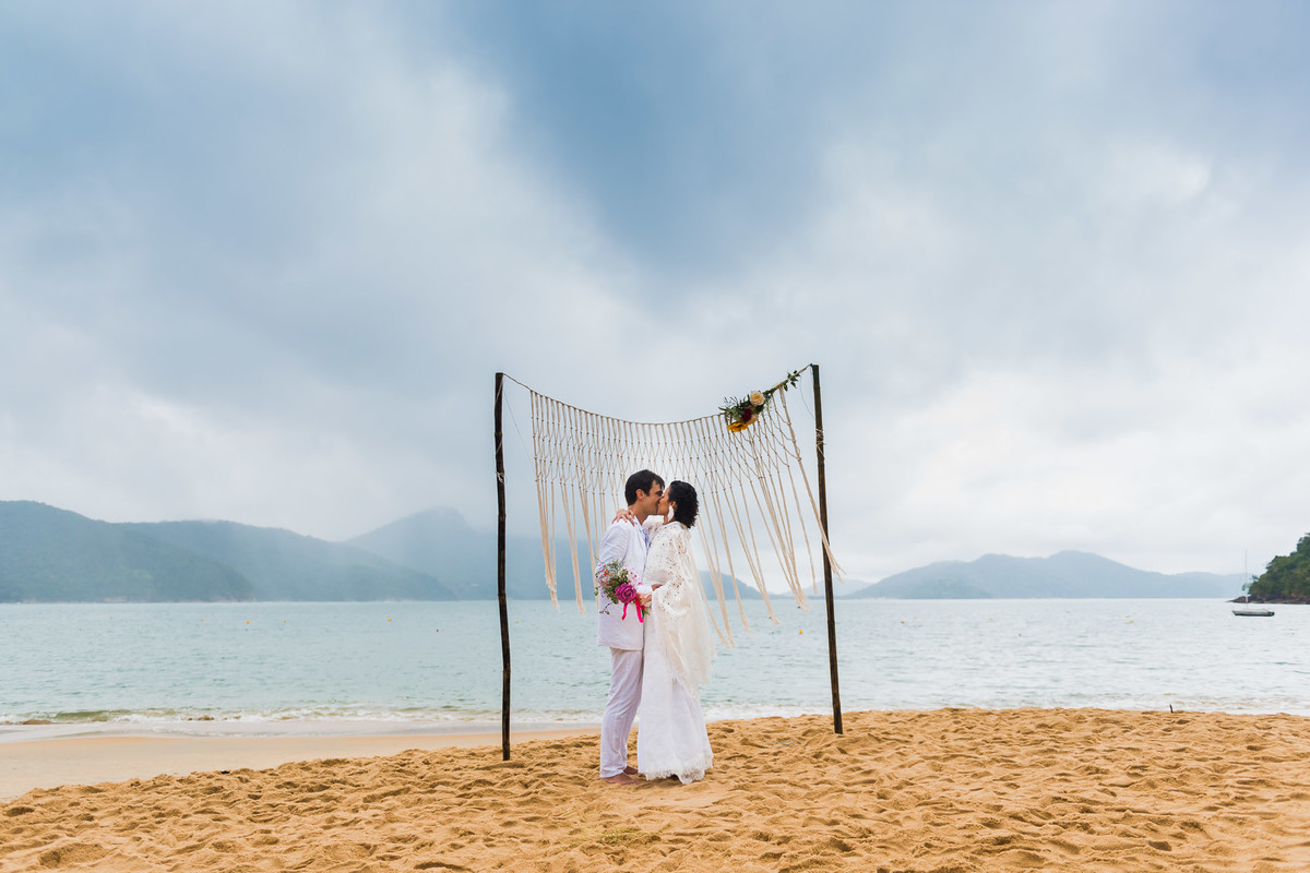 ensaio do casal pós-cerimonia na praia em Ubatuba