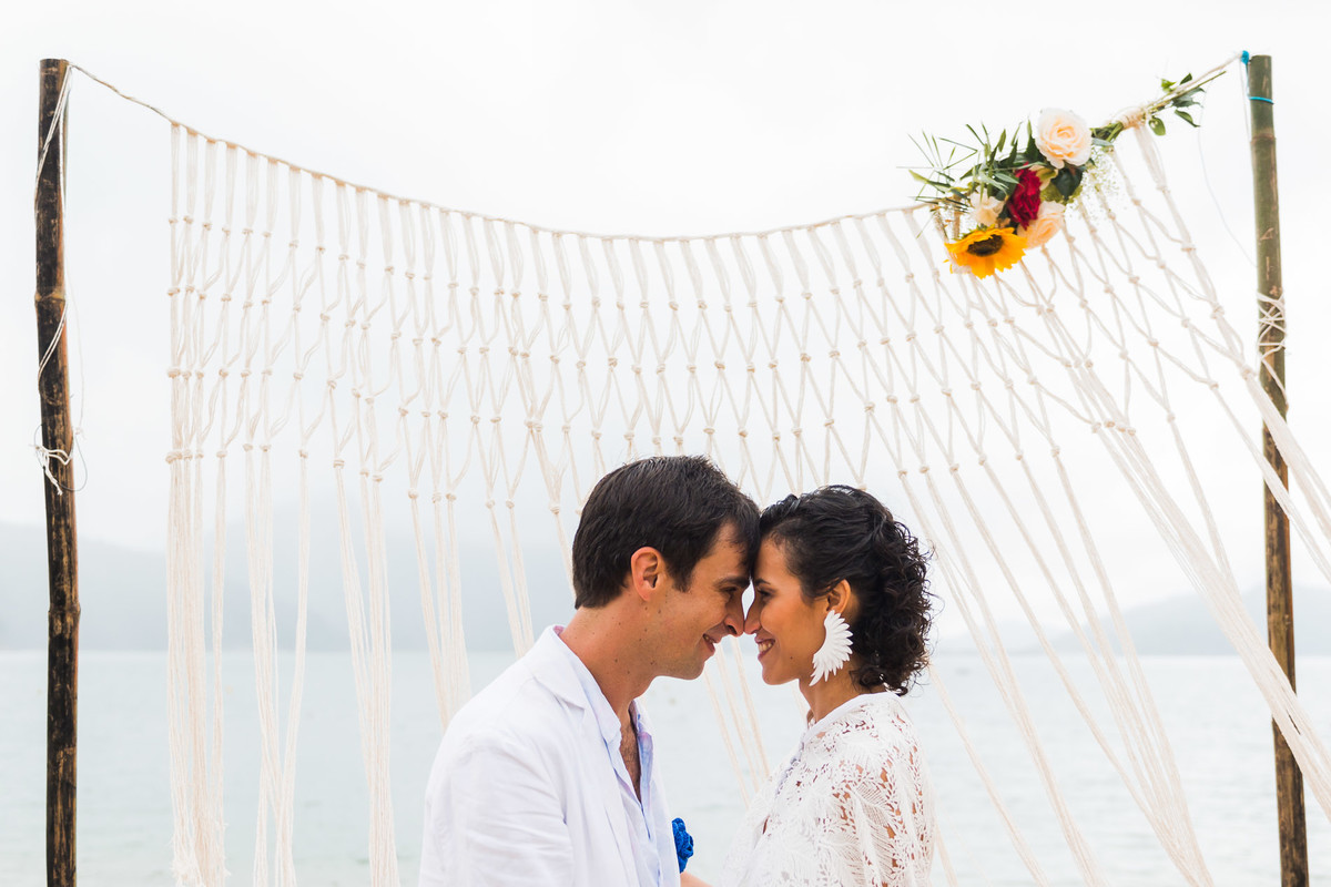 ensaio do casal pós-cerimonia na praia em Ubatuba