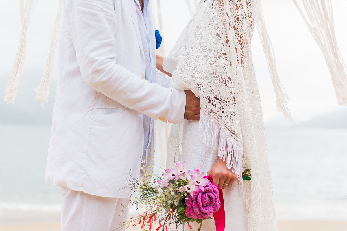 ensaio do casal pós-cerimonia na praia em Ubatuba