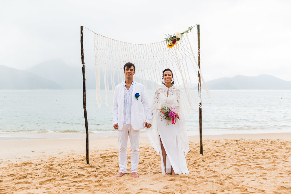ensaio do casal pós-cerimonia na praia em Ubatuba