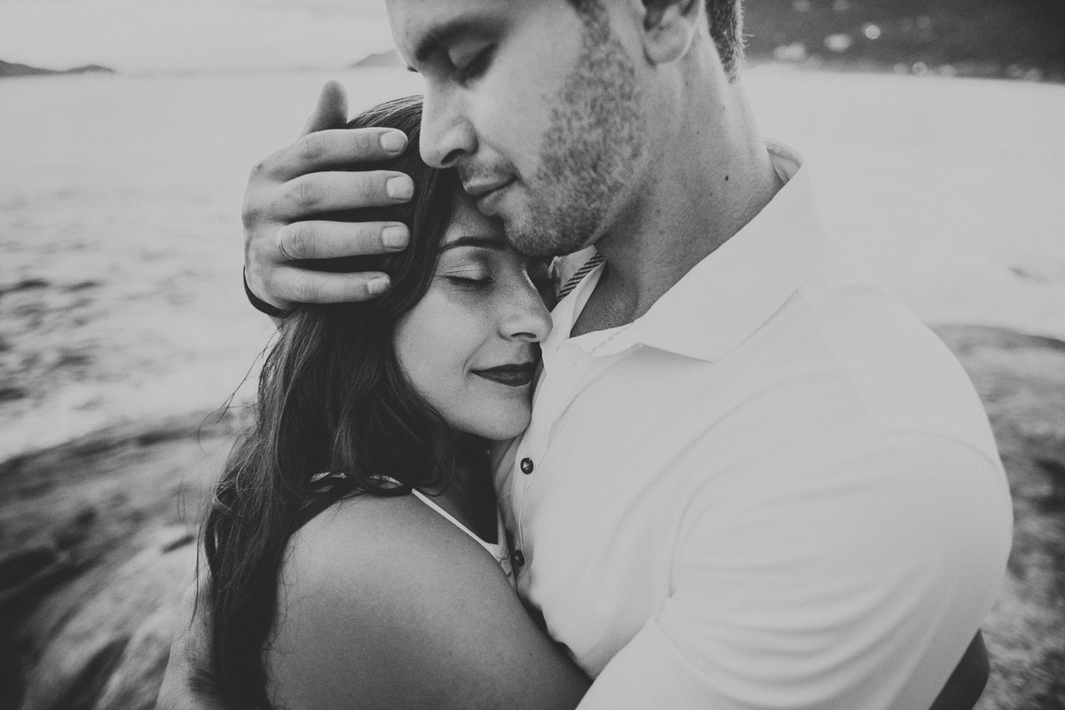 noivos abraçados em momento de emoção