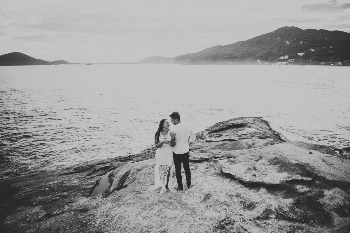 noivos abraçados na praia