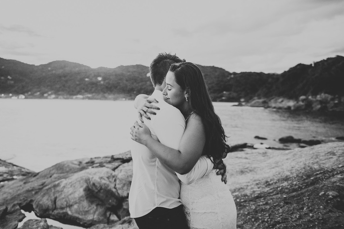 noivos abraçados na praia