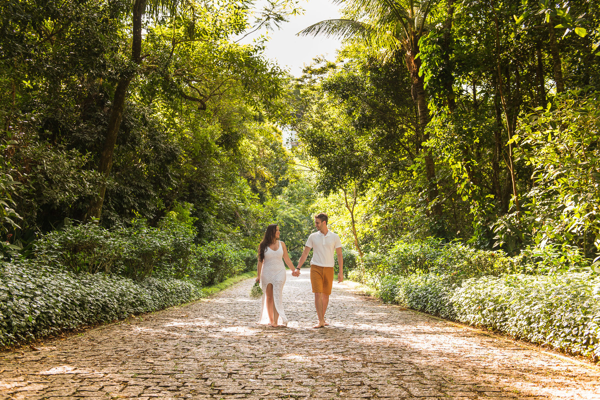 casal caminhando de mãos dadas