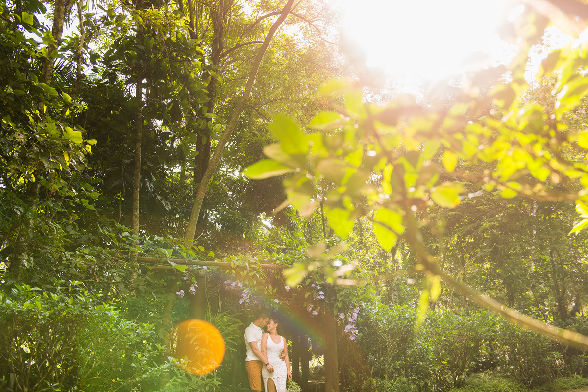 casal juntos com o raio de sol