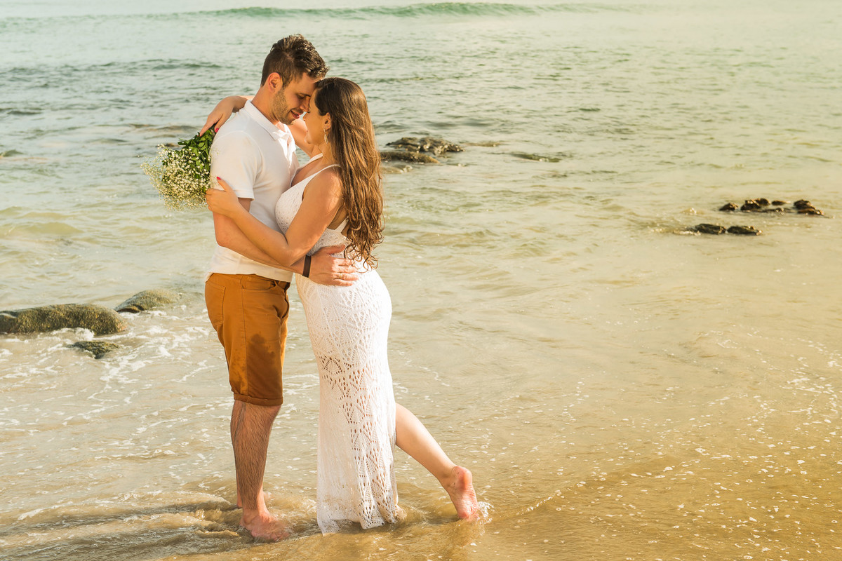 casal juntos na beira da praia