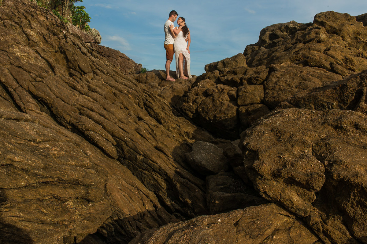 casal juntos em meio as pedras