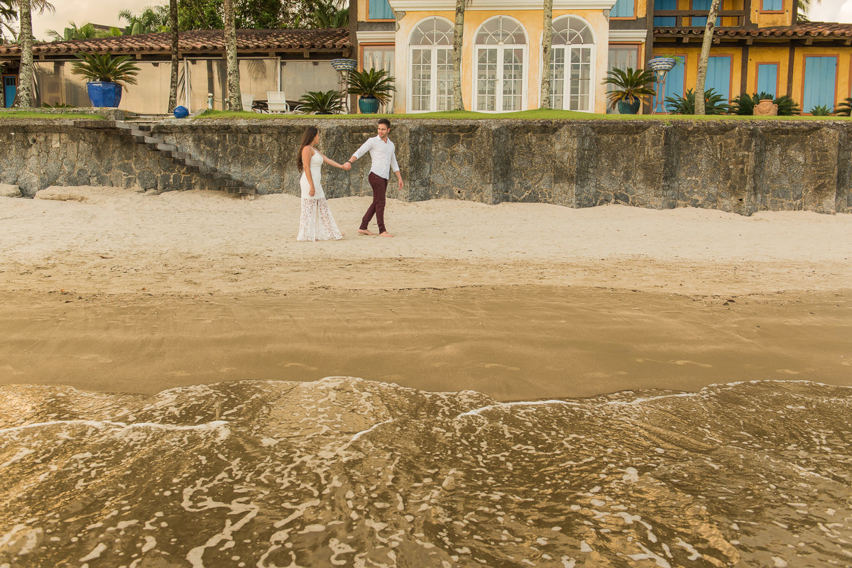 casal caminhando na beira da praia