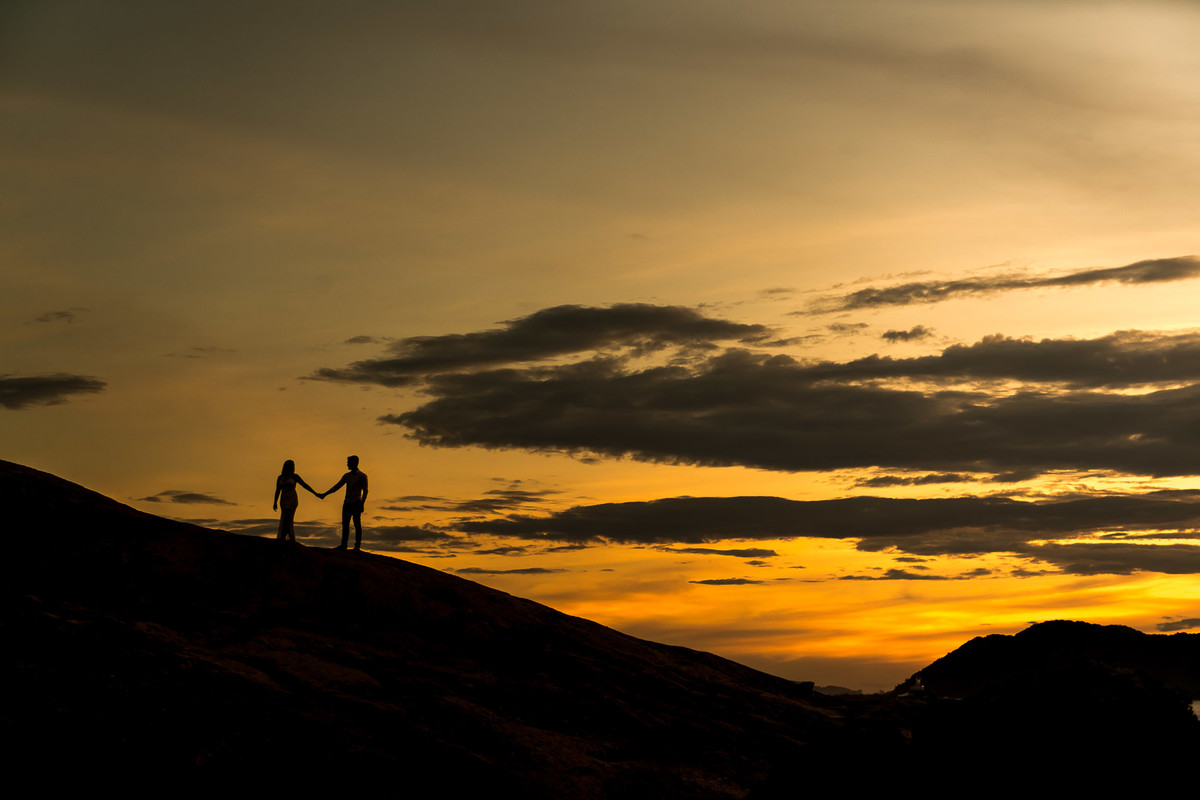 silhueta de casal no por do sol