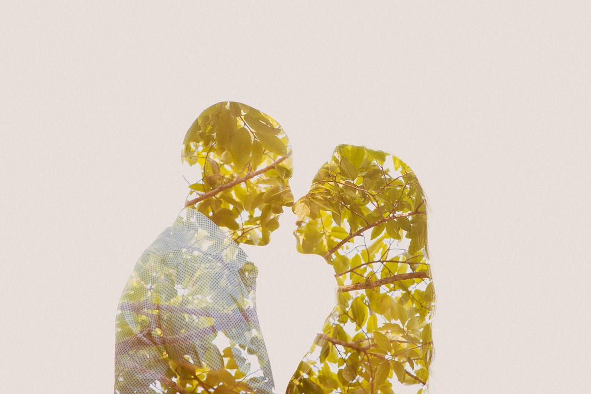 casal de frente um para o outro com galhos