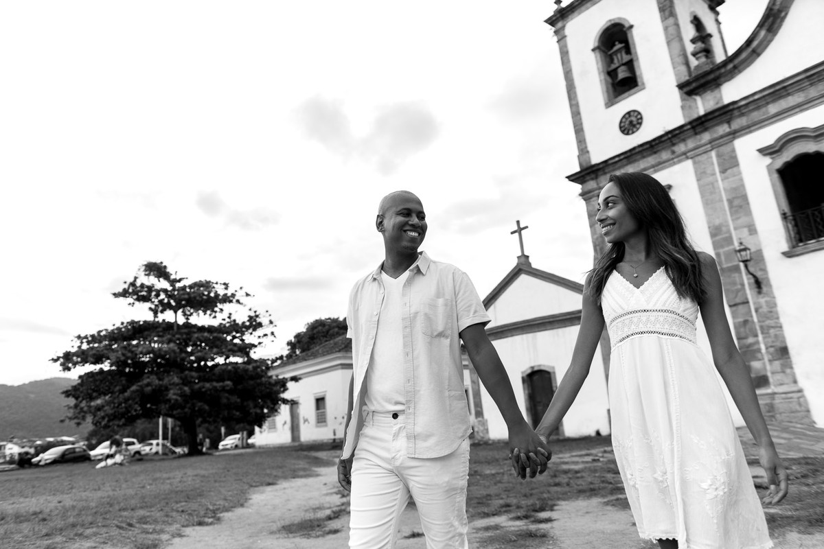 casal caminhando de mãos dadas em paraty