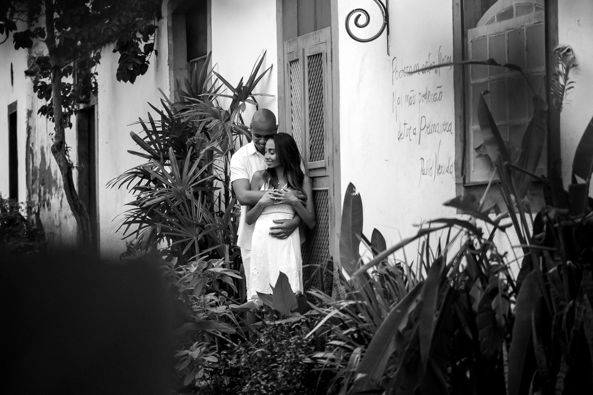 casal abraçado em paraty