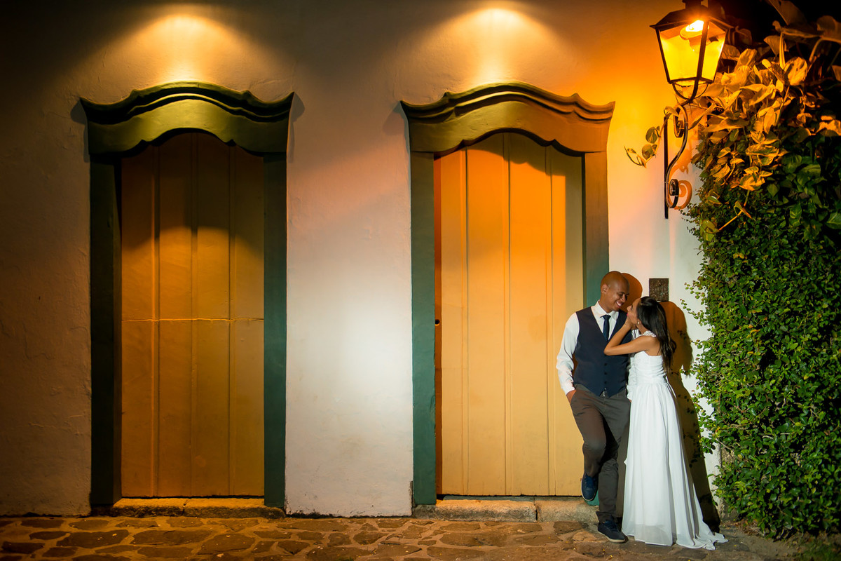casal se acariciando em paraty