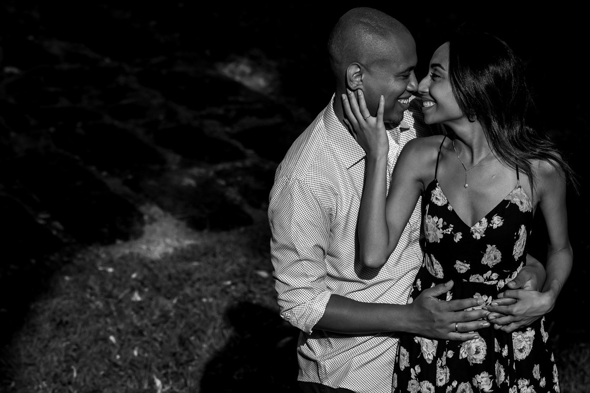 casal se acariciando em paraty