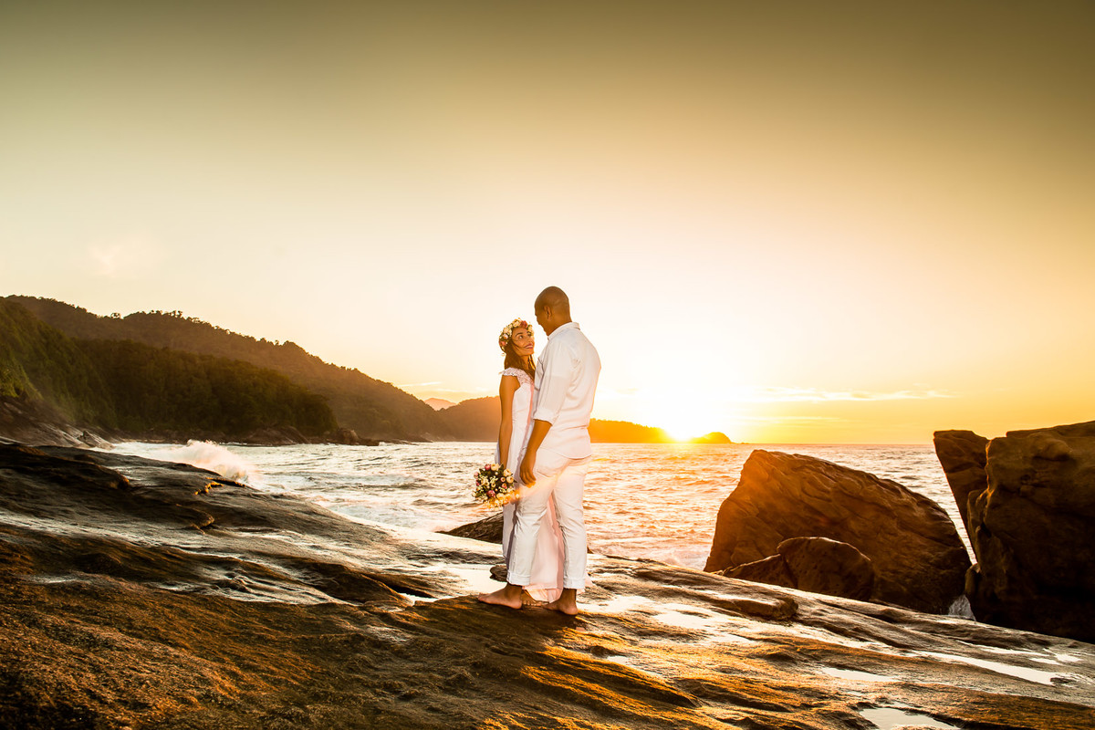 casal na praia do cepilho em trindade paraty