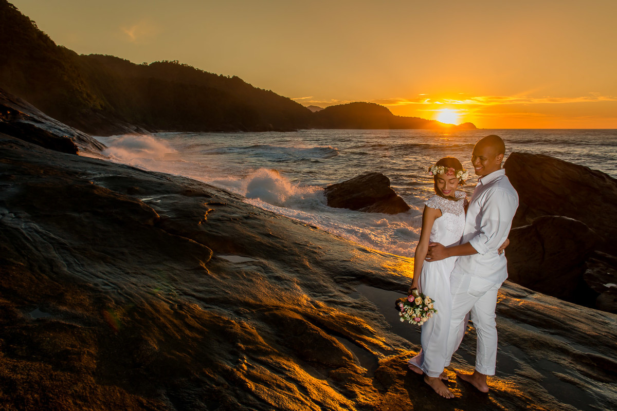 casal na praia do cepilho em trindade paraty