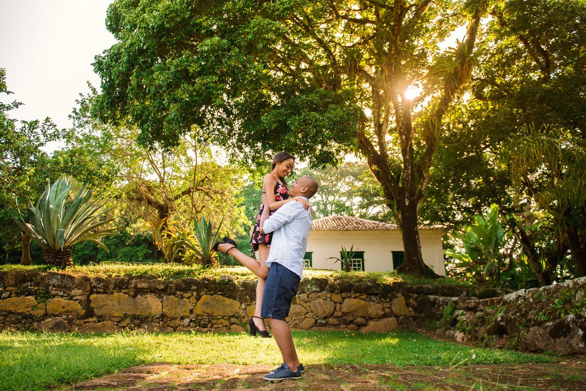 noivo levantando noiva