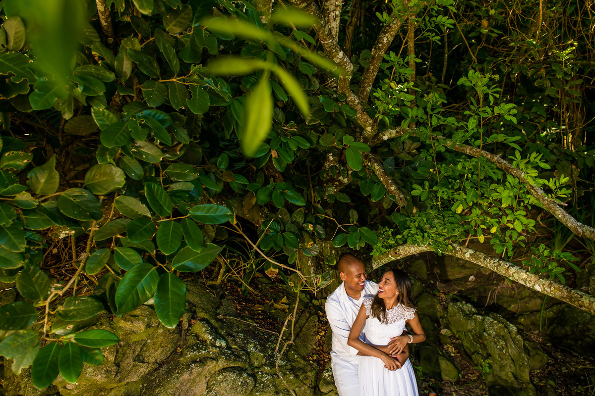 casal na praia do meio em trindade paraty