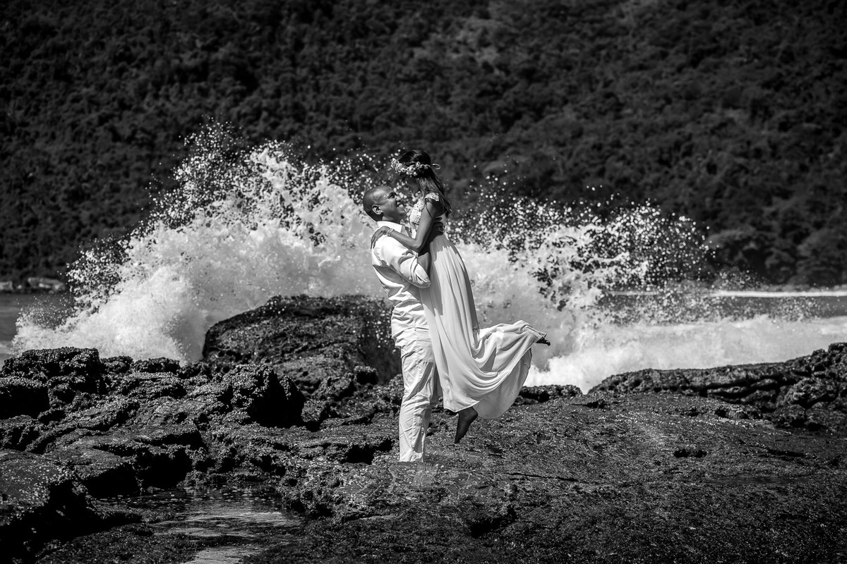 casal na praia do meio em trindade paraty