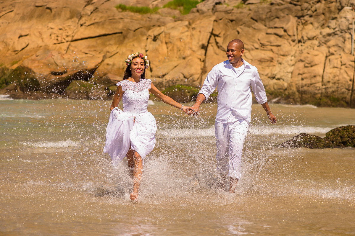 casal correndo na praia do meio em trindade paraty