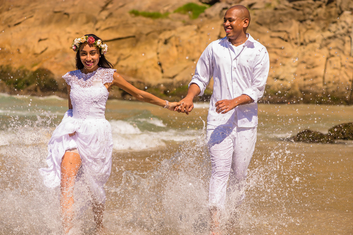 casal correndo na praia do meio em trindade paraty