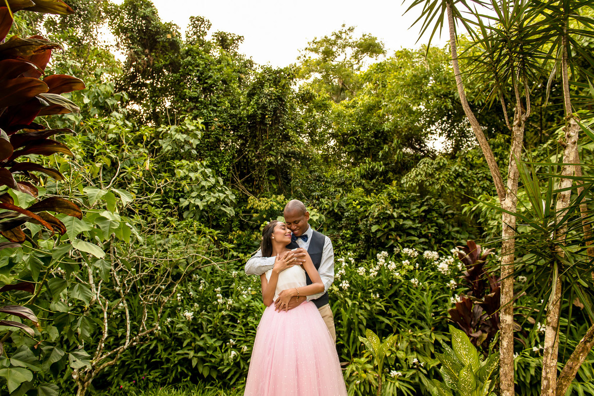 casal abraçados em ubatuba