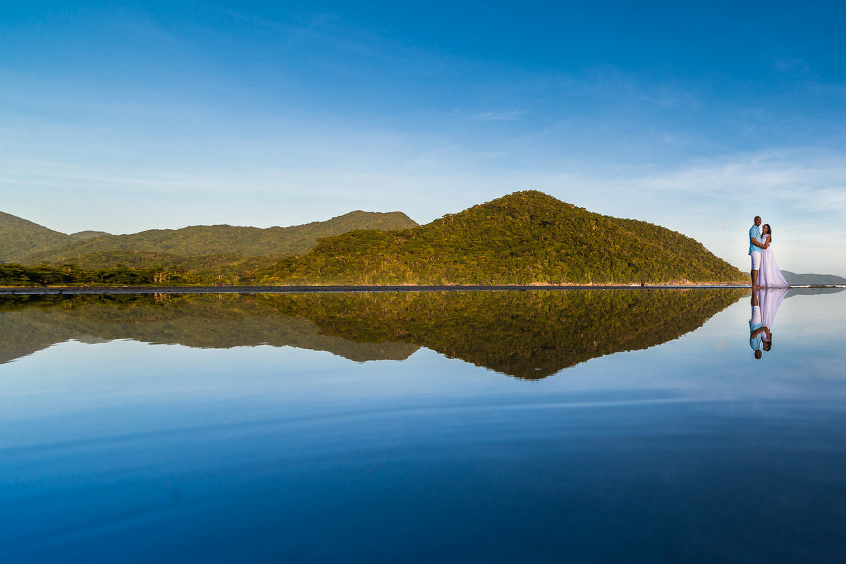 casal na praia dura de ubatuba