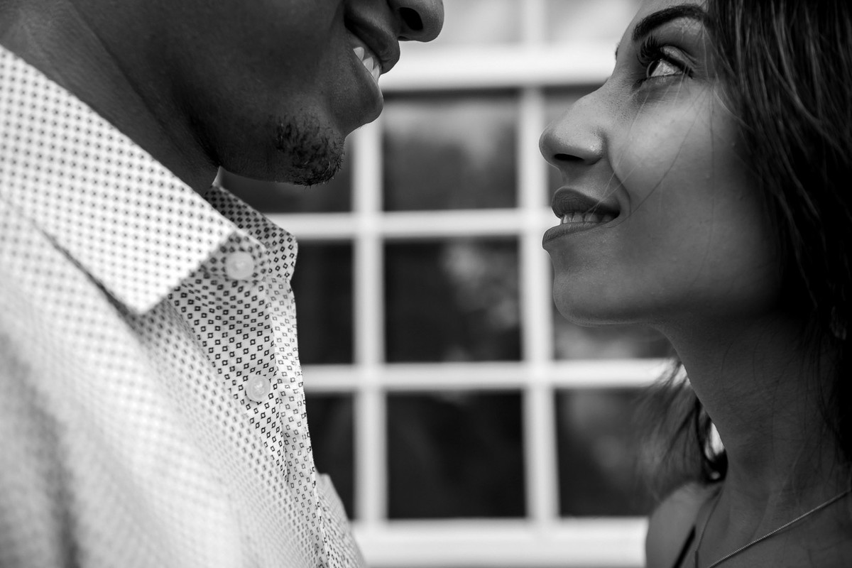 casal se olhando em paraty