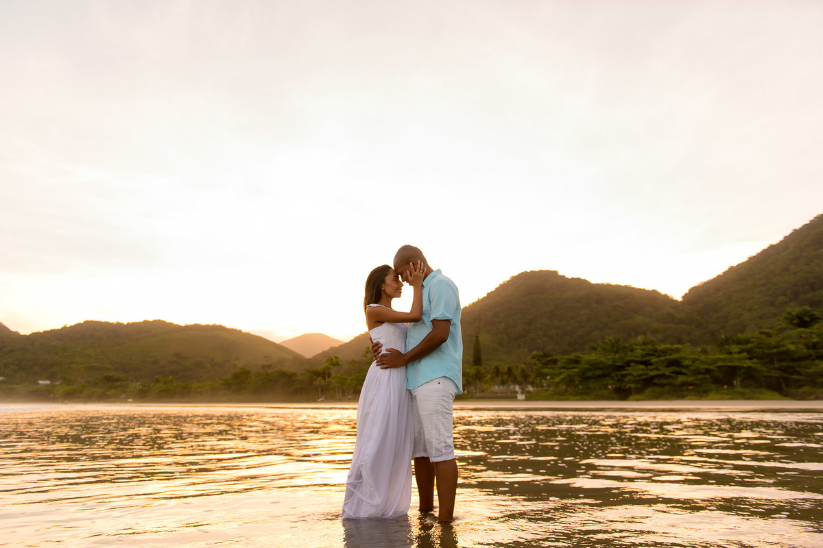 casal na praia dura de ubatuba