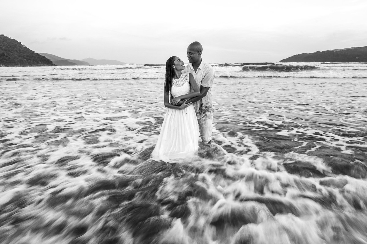 casal na praia dura de ubatuba