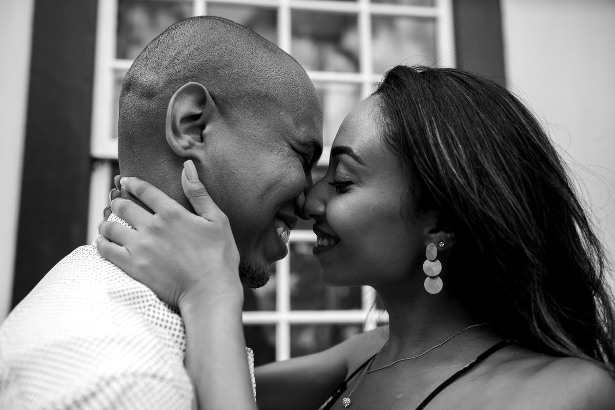 casal se acariciando em paraty