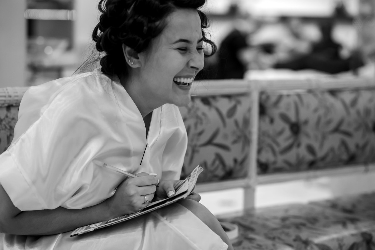 noiva escrevendo mensagem para a tia