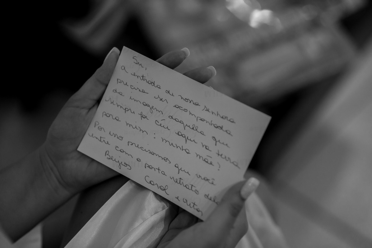 noiva escrevendo mensagem para a tia