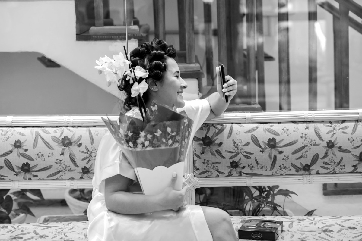 noiva recebendo video do noivo