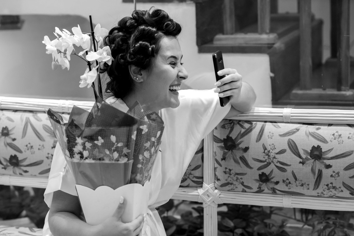 noiva recebendo video do noivo