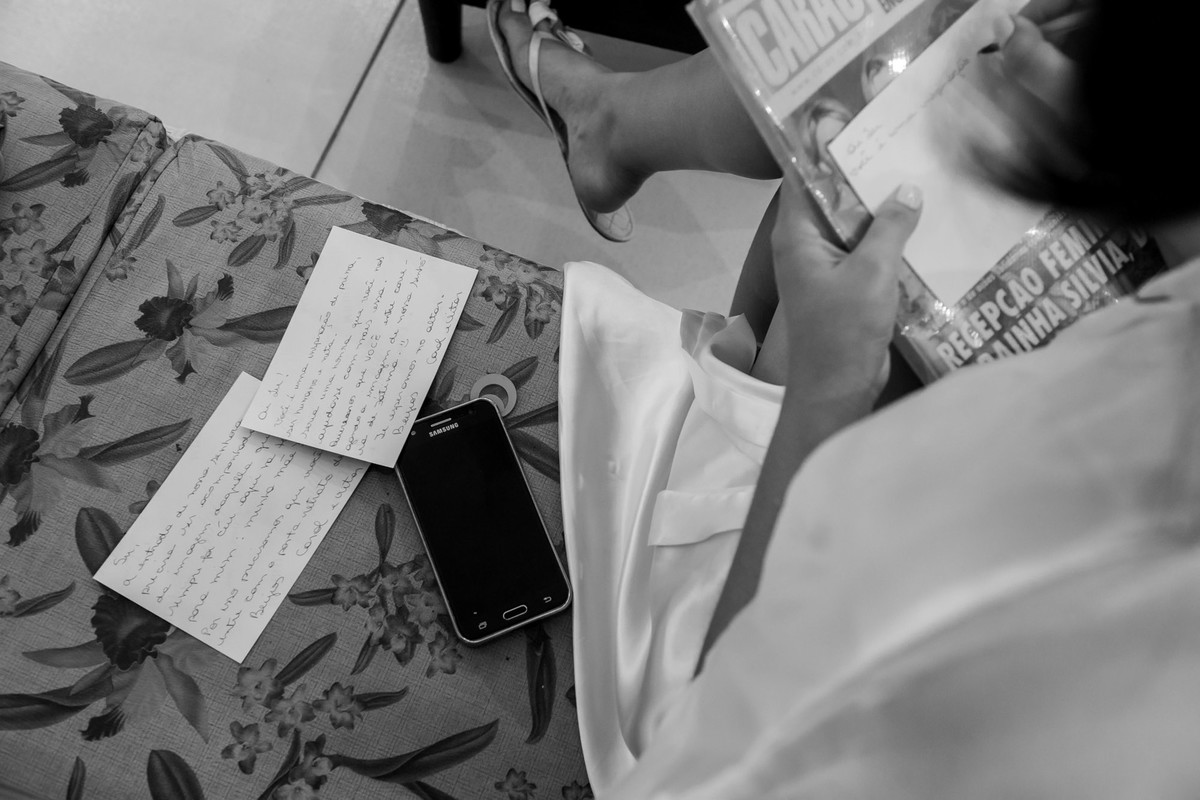 noiva escrevendo mensagem para a tia