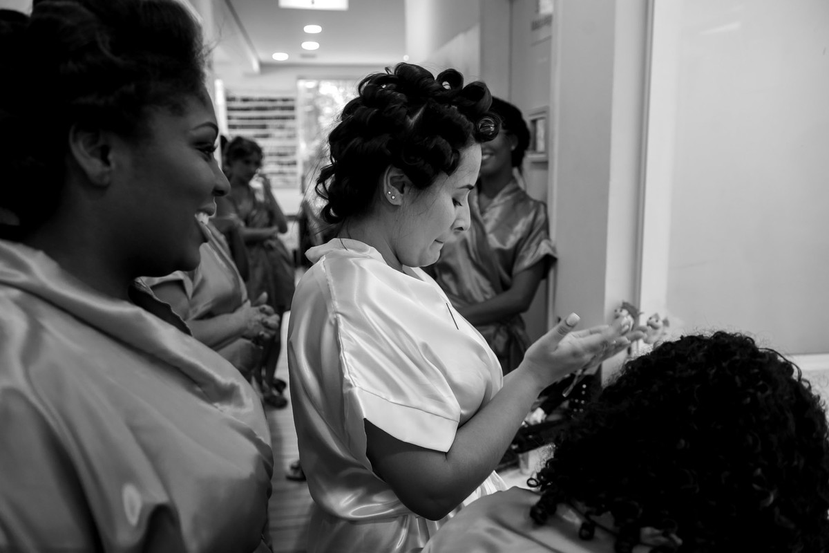 noiva olhando relicario com fotografia da mãe