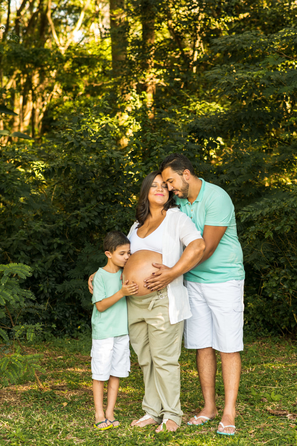 gestante e familia abraçados no parque vila lobosgestante sozinha no parque vila lobos