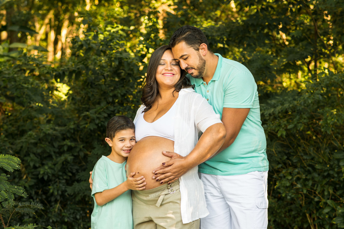 gestante e familia abraçados no parque vila lobosgestante sozinha no parque vila lobos