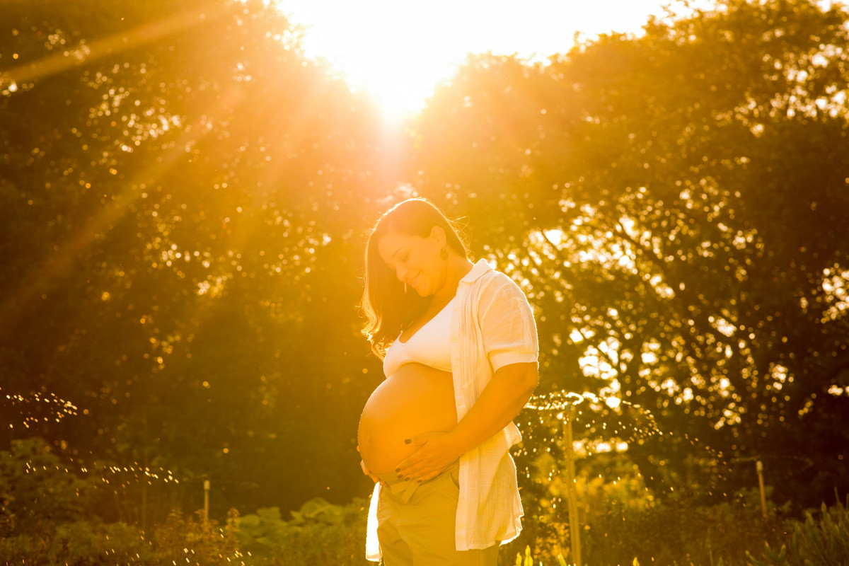 gestante sozinha no parque vila lobos com o por do sol